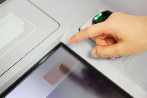 余った小銭を「ATM」に入れたら手数料がとられました…！なぜ？どの銀行が無料なのでしょうか？