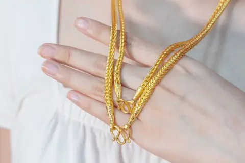 「何か困ったときに売りなさい」と祖母からもらった金のネックレス。相場を調べたら「200万円」だったのですが、「贈与税」の対象になりますか？