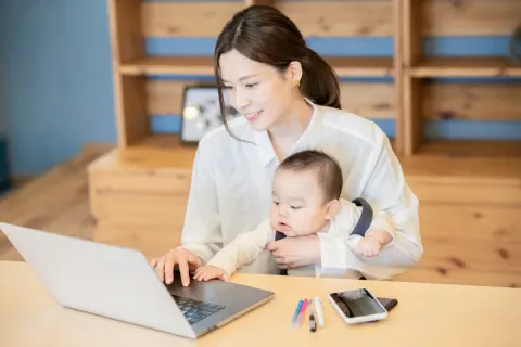 【2025年度開始】時短勤務でも「賃金＋10％」支給へ！ 育児中の働き方を支える「育児時短就業給付金」とは？