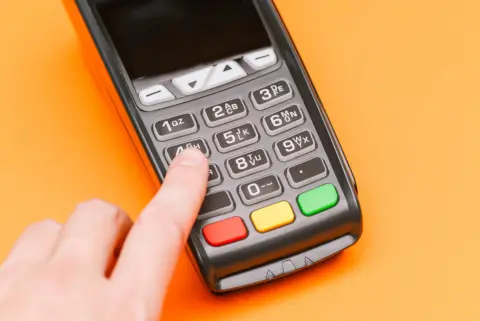 クレジットカードの「暗証番号を5回間違える」とどうなる？ ロック解除は簡単にできるの？