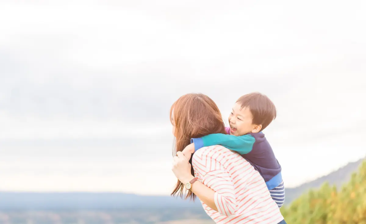 小学生の子がいるシングルマザー。物価の高騰で生活が苦しく、給食費や教材費の支払いも厳しいです。シングルマザーへの給付はありますか？