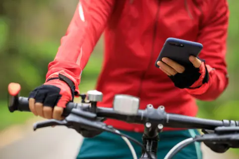 自転車での「ながらスマホ」で罰金10万円？ 講習不参加だと、さらに「5万円」の罰金に？ 2026年4月には“青切符”も導入！ 罰則内容を確認