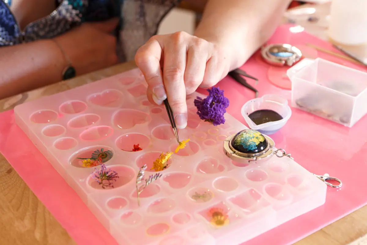 高校生の娘がフリマアプリで手作りのアクリルスタンドを売っていて、月に「1万円」ほどの売り上げがあります。子どもの売上金に税金はかかりますか？