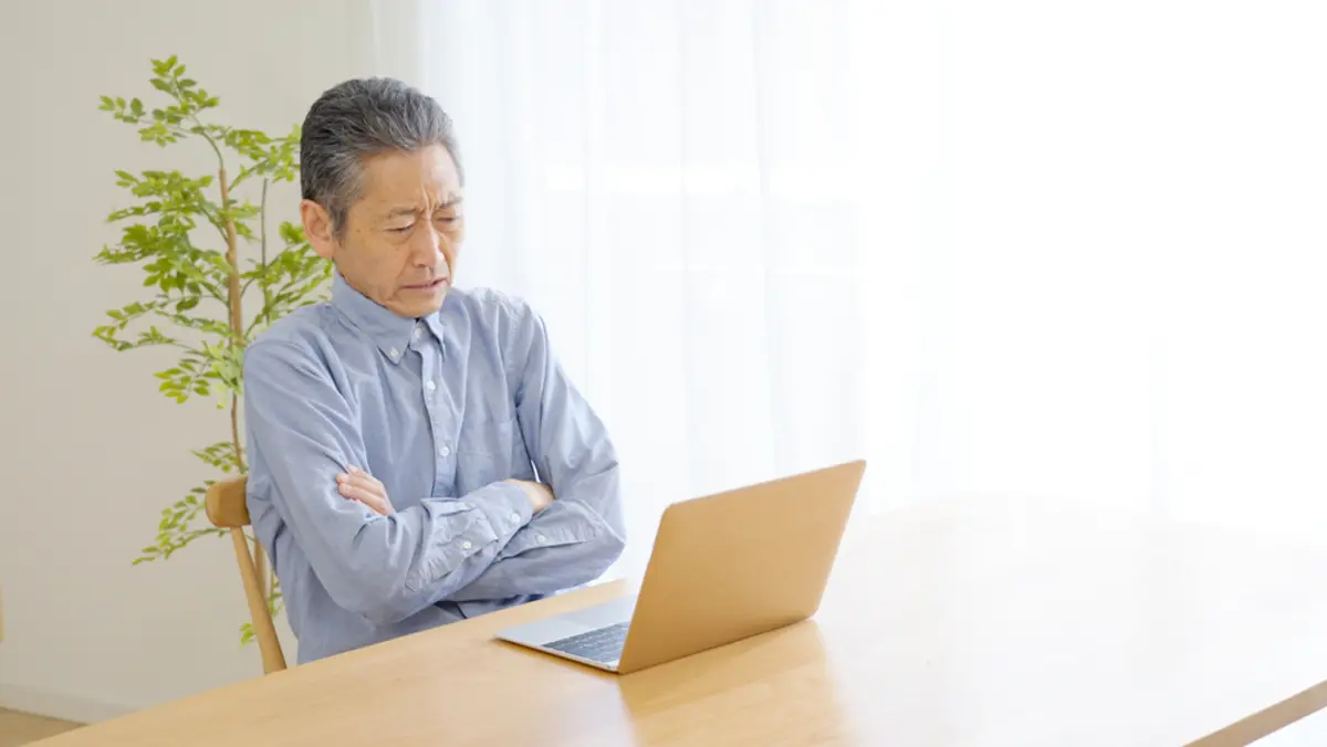 来年定年を迎えます。「再雇用」でも給与は今よりかなり減ると聞いたので、「再就職」をするべきか悩んでいます。他の人はどうしているのでしょうか？