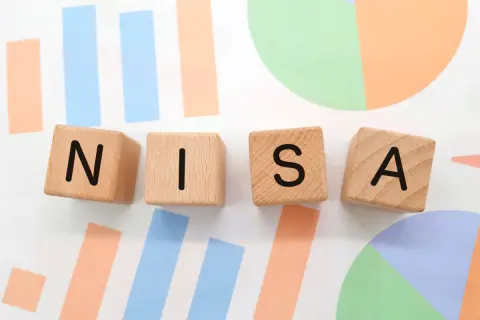 ママ友に「NISAはお金が減るから止めたほうがいい」と言われた！「月3万円」の積み立てを始めようか悩んでいましたが、貯金に回すほうが安心ですか？“20年間積み立てた場合”で比較