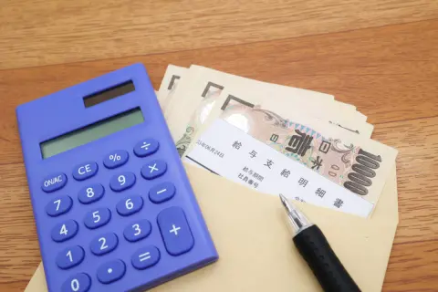 仕事中に「5000円」の商品を壊してしまった！ 上司は「次から気を付けて」と言ってくれたけど、給与から天引きされる場合もあるの？ 注意点を確認