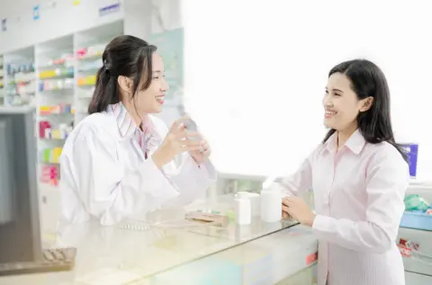 ドラッグストアで「薬剤師」「登録販売者」の求人を発見！ どちらも“医薬品の販売”ができるけど、仕事内容はどう違う？ 収入もあわせて比較