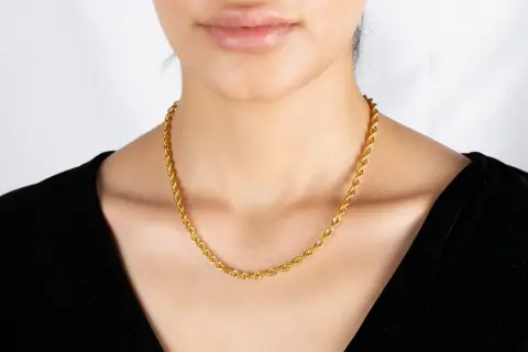 母が祖母から受け継いだ“純金のネックレス”を結婚祝いとしてもらいました。金の高騰で「110万円」を超えるようなのですが、税金の支払いは必要ですか？