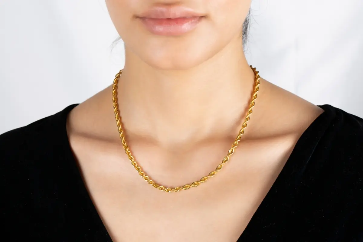 母が祖母から受け継いだ“純金のネックレス”を結婚祝いとしてもらいました。金の高騰で「110万円」を超えるようなのですが、税金の支払いは必要ですか？