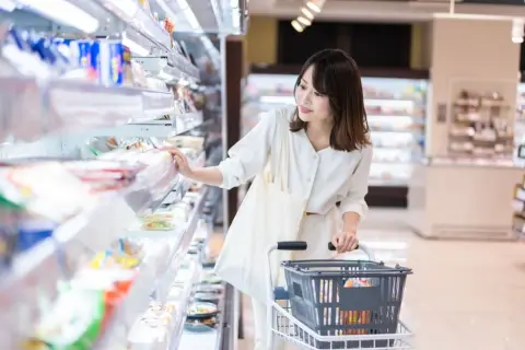 お金が貯まらない人はコンビニで「卵」や「牛乳」を買う!? 疲れて帰ってきても「スーパー」を利用したほうがいい？ コンビニとスーパーの価格差を解説