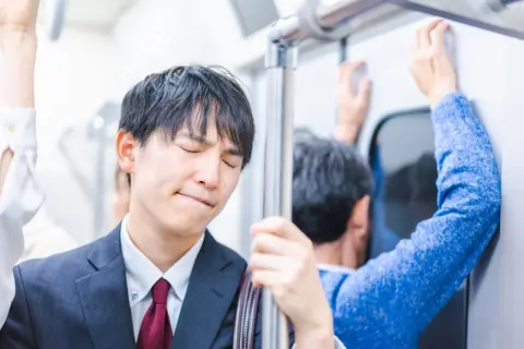 20代「年収300万円」の会社員。「千葉の実家→新宿の職場」まで“片道1時間以上”の通勤がつらい！「月収20万円」ほどだけど、新宿付近で1人暮らしは難しいですか？ 生活費をシミュレーション