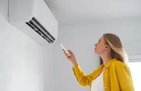 エアコンの設定温度「22℃」と「25℃」で、毎月の電気代はどれだけ違う？節約額を解説！