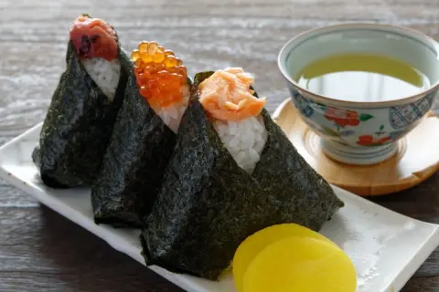 職場のランチに「コンビニおにぎり2個」買ったら、300円以上でビックリ！ これなら400円くらいで「コンビニ弁当」を買うほうがコスパよし？ それぞれの価格を比較