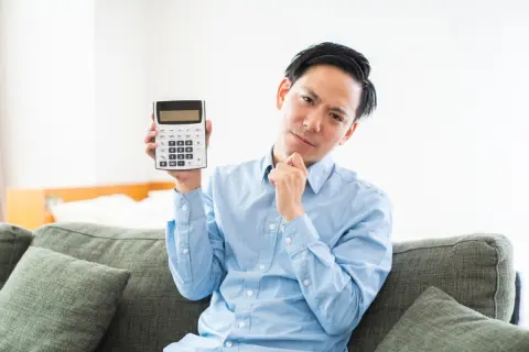 30代前半の「年収350万円」の一人暮らしです。食費や光熱費を含めた「毎月の生活費」の平均はどのくらいでしょうか？