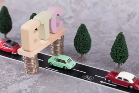 最近の首都高は「現金・クレカ」が使えない!? 久々に車で都内に行って、謎の「サポートレーン」で立ち往生！ 一般レーンが消えて「ETC専用化」が進む首都高について解説