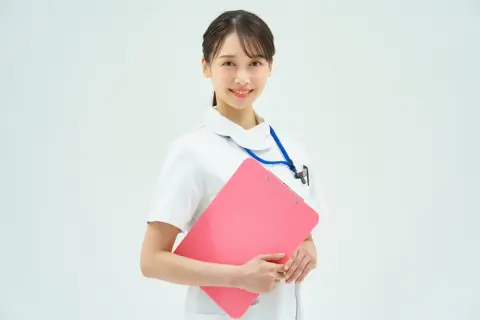 看護師の友人が「30代で年収550万円」と言っていました。女性の平均年収と比べて高いのでしょうか？