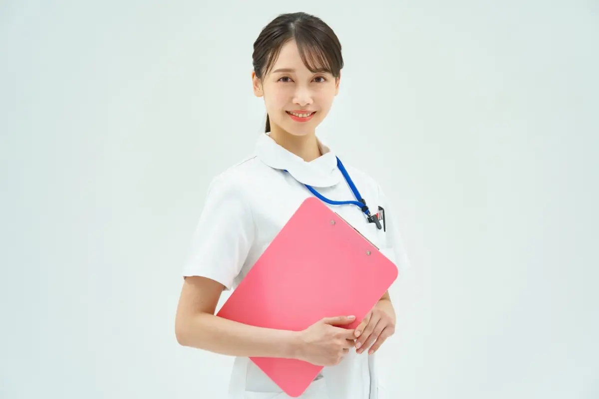 看護師の友人が「30代で年収550万円」と言っていました。女性の平均年収と比べて高いのでしょうか？