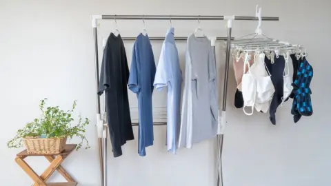 梅雨の部屋干し、電気代を抑えるコツは？乾燥機なしでも快適に乾かす方法を解説