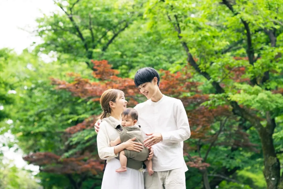 【昭和vs令和】給与は微増だけど、「教育費・大学進学率」は急増！ 令和婚で「子どもを持つ」に不安な男性は、昭和婚の2倍以上!? いったいナゼ？ 子育てにかかる“お金の変化”を比較