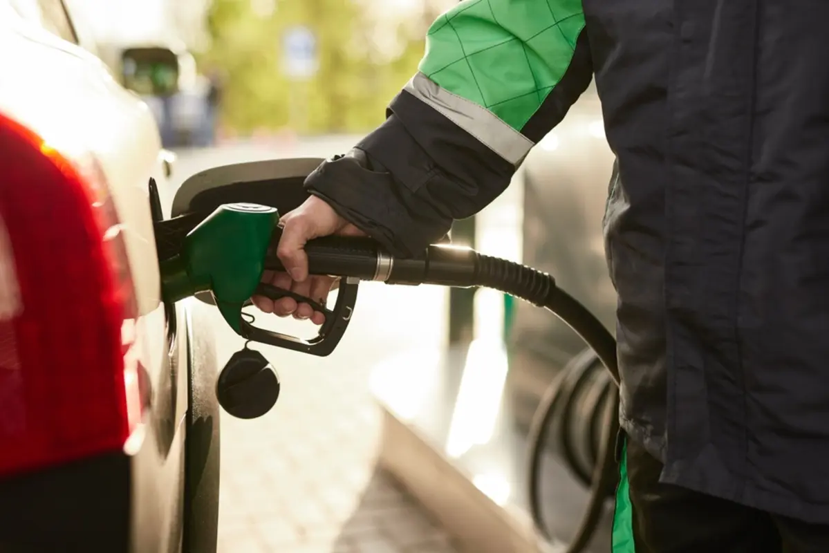 「レギュラーガソリン」の「全国平均価格」は185円！→ガソリン代が地域によって異なるのはなぜ？ 今後「補助金」がもらえる見込みはある？