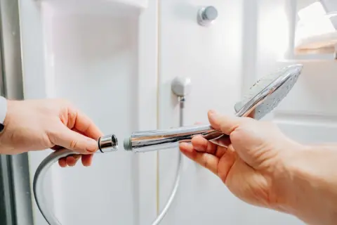 夏は「シャワーだけ」でお風呂を済ませることが多いのですが、「節水用のシャワーヘッド」って実際どのくらい節水できるのでしょうか？