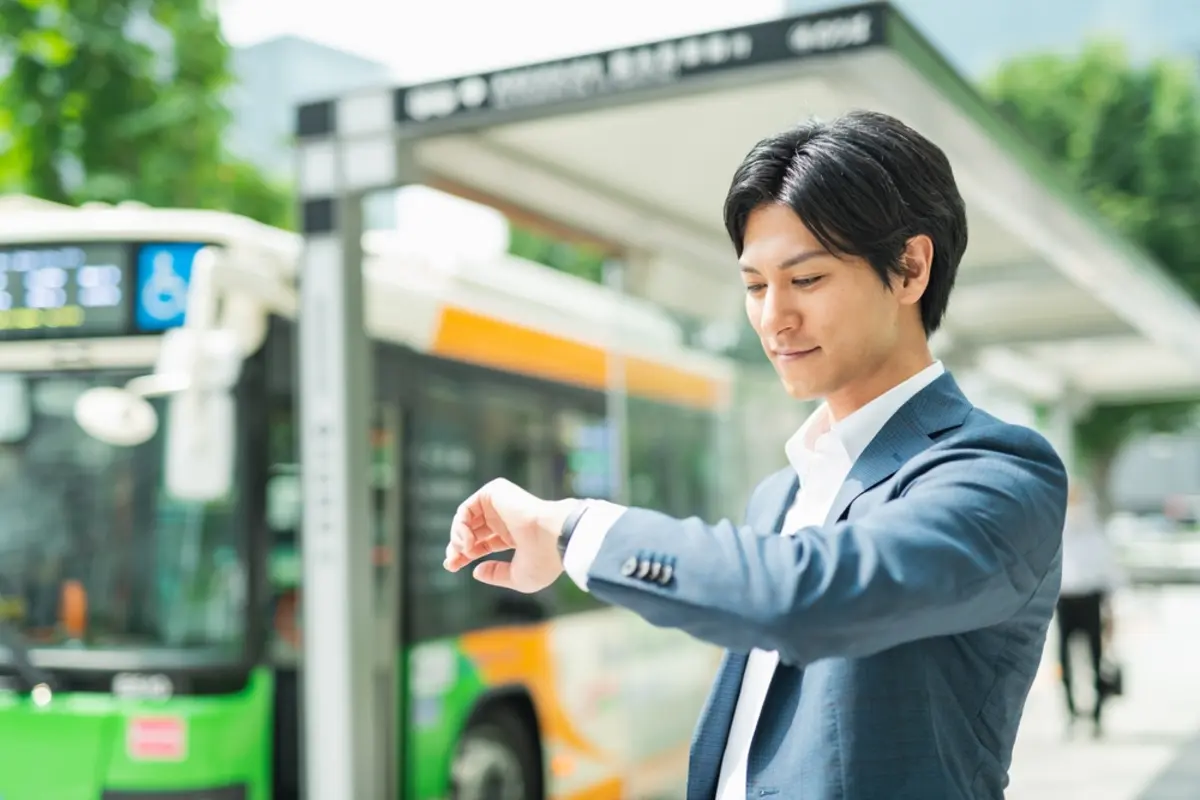 職場では、自宅から駅まで「バス代1万円」が支給されます。最近“徒歩”でバス代を浮かせていますが、会社にバレたら返す必要がありますか？ 通勤手当の「支給ルール」とあわせて解説