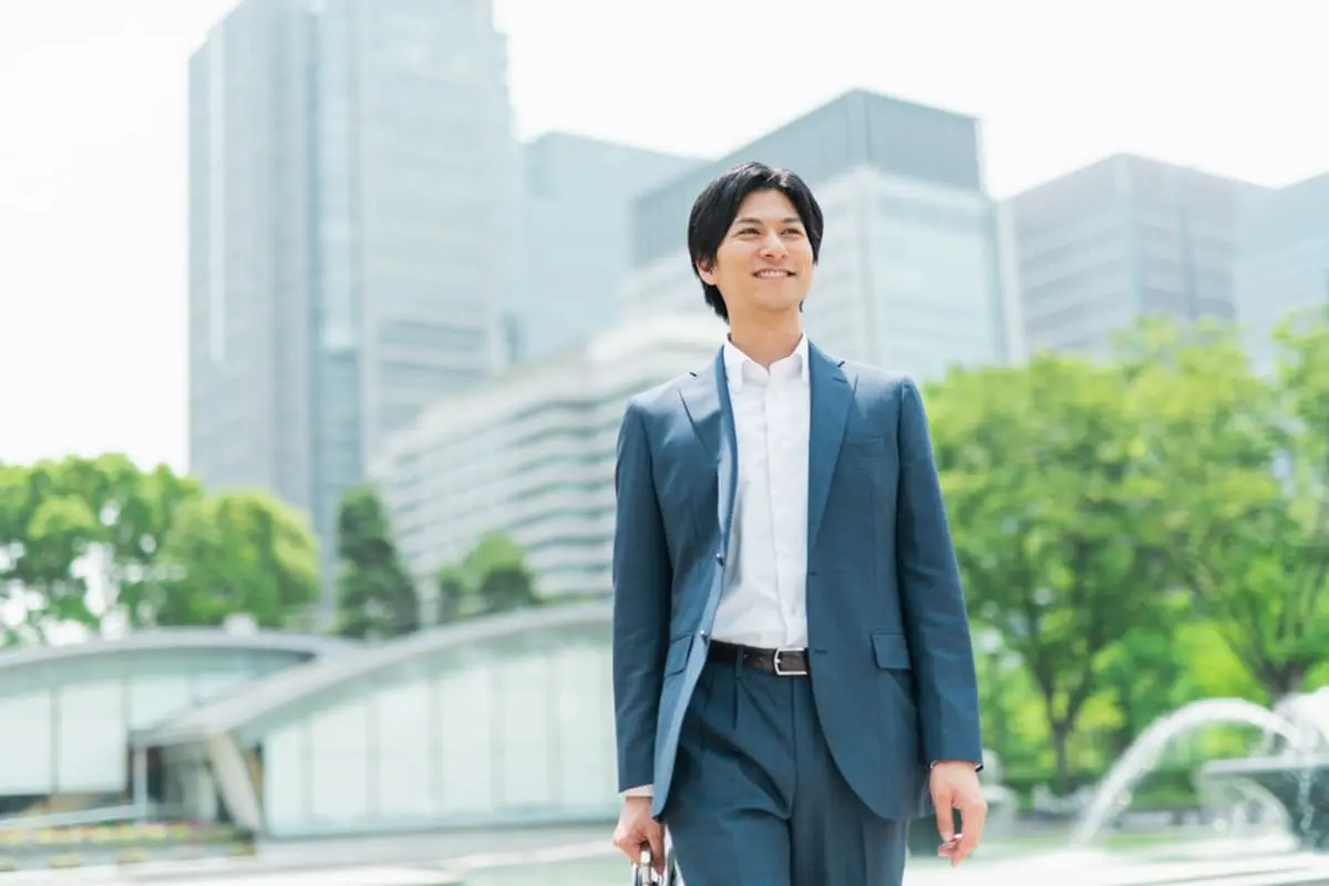 塾で「時給2500円」のアルバイトをする息子が、「年収400万円」の企業の内定を獲得！ アルバイトのほうが時給は高いけど、正社員として就職する“メリット”はあるのでしょうか？