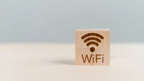 カフェや駅などの「無料Wi-Fi」をよく利用します。運営者はどのくらいの料金を払っているのでしょうか？