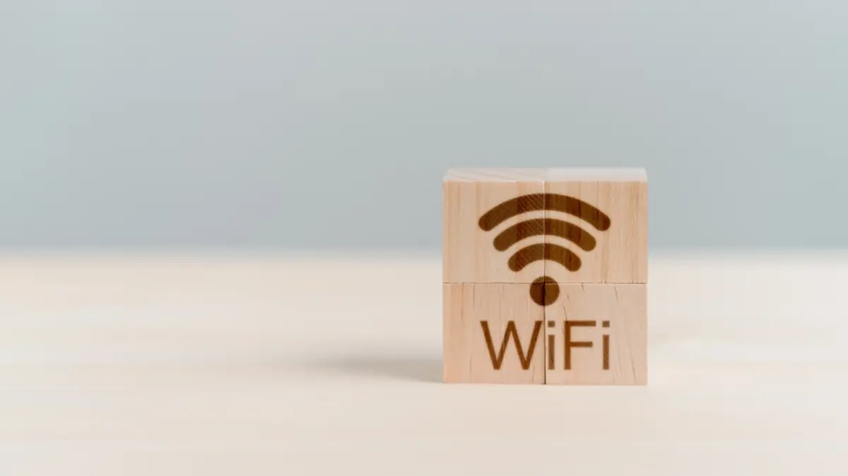カフェや駅などの「無料Wi-Fi」をよく利用します。運営者はどのくらいの料金を払っているのでしょうか？