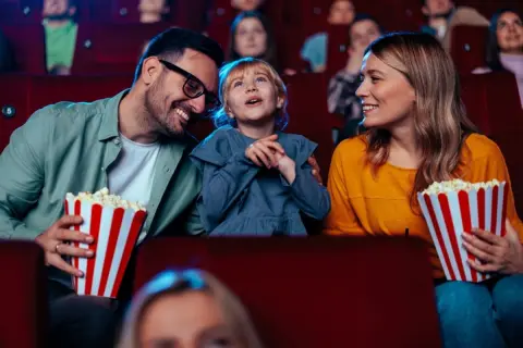 子どもから「コナンの映画が観たい」と言われたけど、家族5人だと「7000円」の出費に！ 映画の日以外に“安く観る方法”はありますか？ お得な鑑賞方法を確認