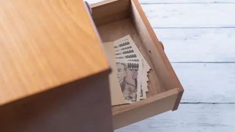 父がタンス預金から「200万円」を贈与してくれるそうです。銀行に預けると“贈与税”が発生しますが、自分もタンス預金にすれば、贈与税を払わなくても良いですか？