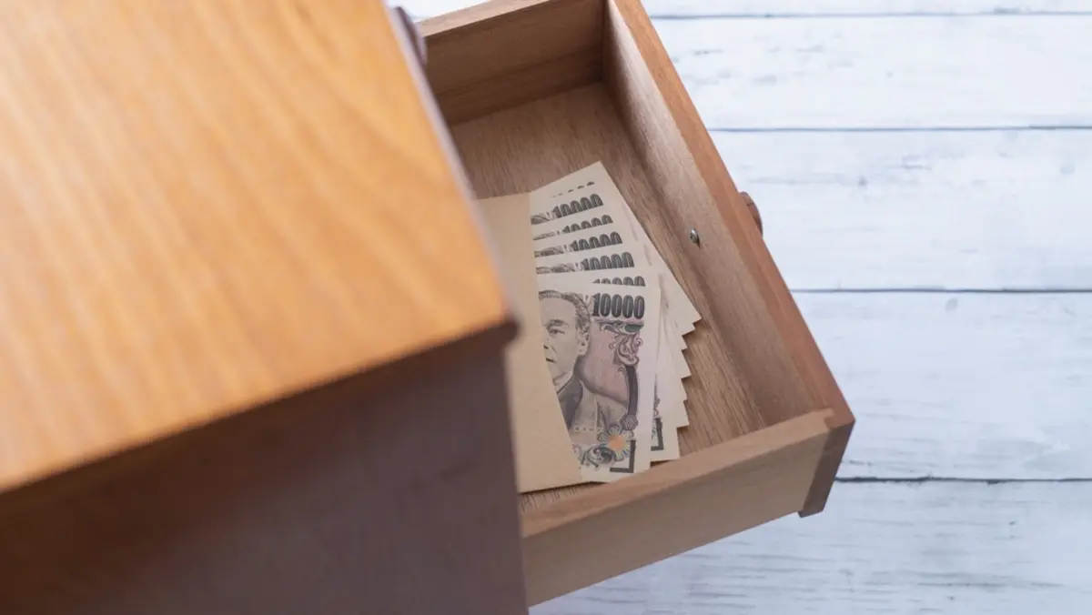 父がタンス預金から「200万円」を贈与してくれるそうです。銀行に預けると“贈与税”が発生しますが、自分もタンス預金にすれば、贈与税を払わなくても良いですか？