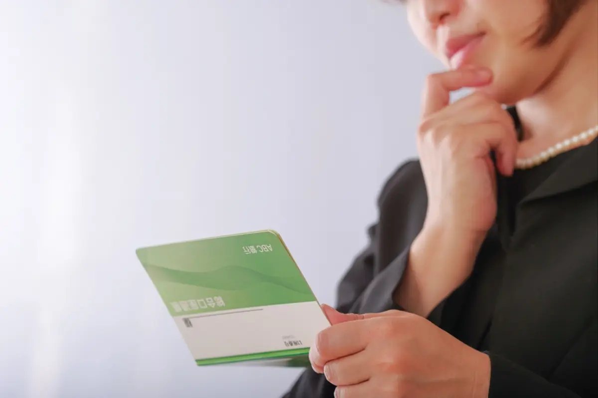 父が死亡したけど「葬儀代100万円」を用意できない！ 相続前でも「父の口座」から払うことはできる？ 通帳を預かっていたなら問題ない？「遺産分割前の相続預金の払戻し制度」を解説