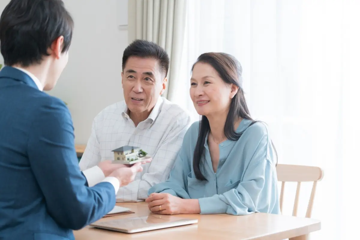 60代で独身の友人が「老後の住まいはサービス付き高齢者住宅が安心」と言っていますが、実際どれくらい費用がかかるのでしょうか？