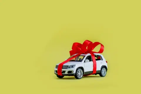 子どもに「420万円」の車をプレゼント！「5年ローンなら年110万円以下だから」と安心していたら、贈与税の“対象”になると聞きビックリ！ 非課税にするためのポイントとは