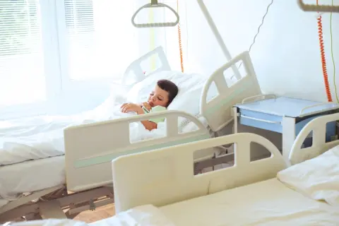 子どもの風邪が悪化して肺炎になってしまい入院…。子どもの「医療費が無料」の地域でも、民間保険の保険金を受け取れる？