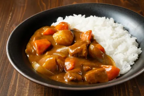 日本の国民食「カレー」を作ると、物価高の影響で「1食407円」に!? お米が“5kgで4200円超”となった今、手軽な料理ではなくなるの？「カレーライス物価指数」をもとに解説