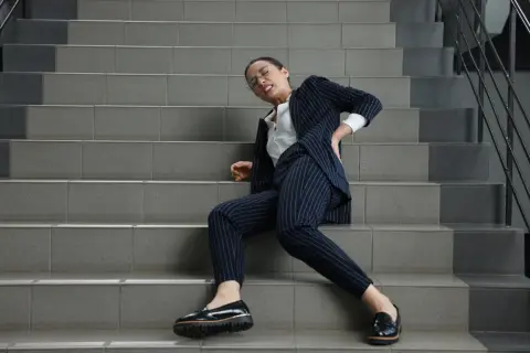 社食に向かう途中、階段で転んで骨折…！治療で「5万円程度」かかったのですが 「昼休み中」でも「労災」は「適用」される？