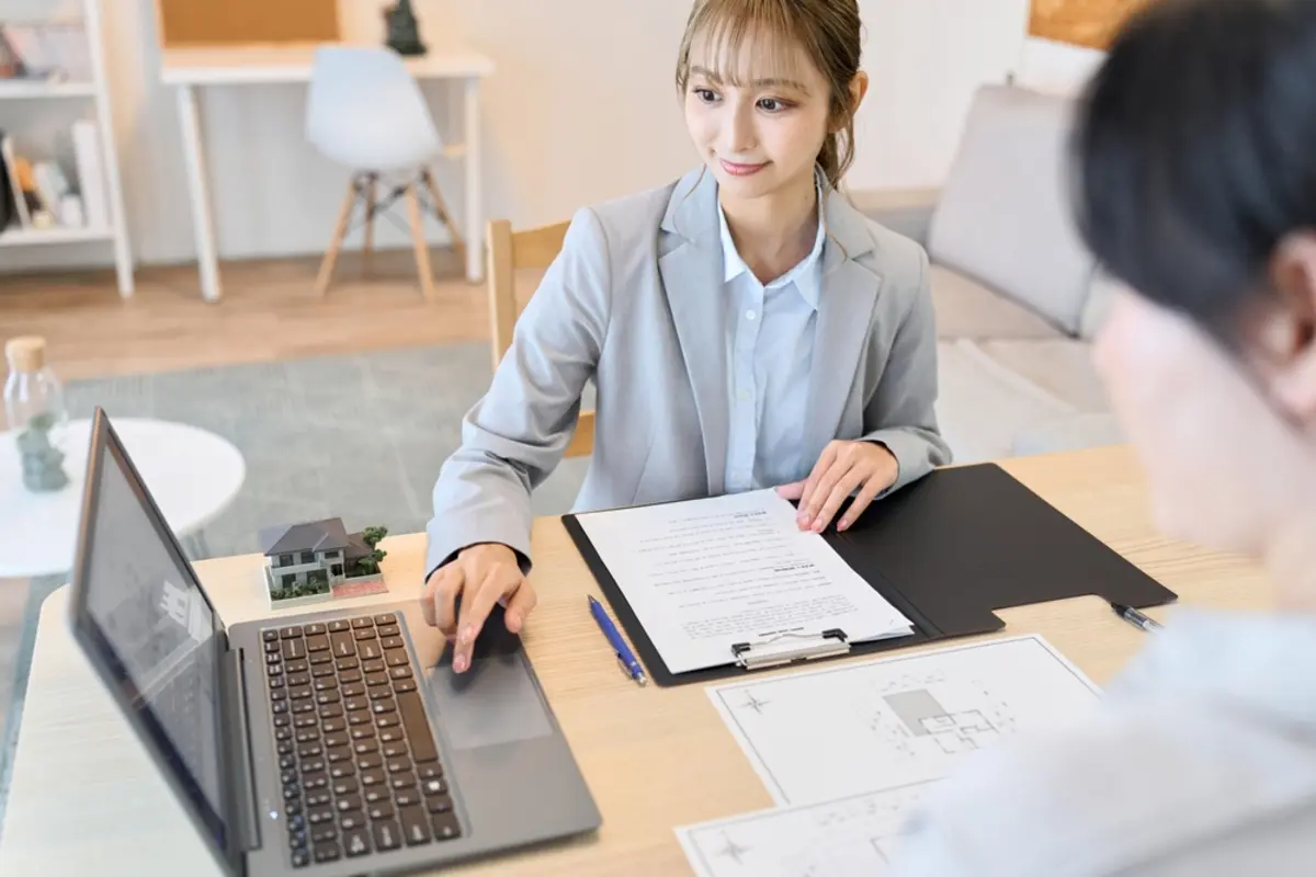 春から家賃6万円の物件で1人暮らしを始めます。収入は手取りで18万円ほどですが、生活できるでしょうか？