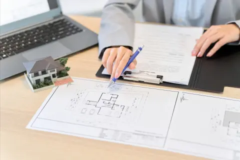 年収「1000万円」も可能？！ 合格率10％前後の難関資格！ 「不動産鑑定士」の「年収」は日本の平均と比較してどのくらい高い？