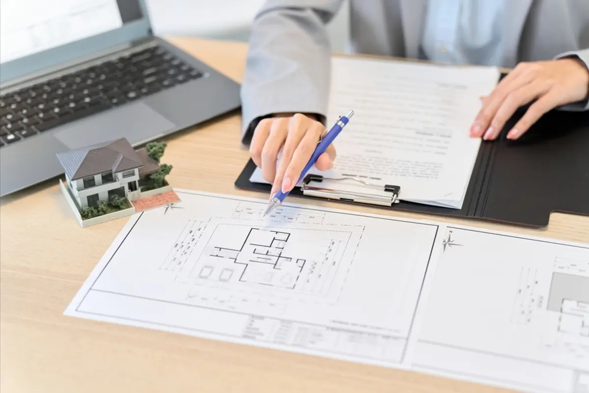 年収「1000万円」も可能？！ 合格率10％前後の難関資格！ 「不動産鑑定士」の「年収」は日本の平均と比較してどのくらい高い？