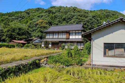 2人兄弟の長男です。父の遺言に「自宅は長男に、預金は次男に渡す」とありましたが、実家は田舎にあるので正直いりません。遺言に従うしかないですか？