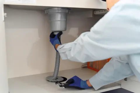 蛇口の水が完全に止まらないので修理業者に見積もりを頼んだら「5万円」と言われました。一般的にこのくらいかかるのでしょうか？