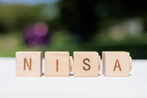 同僚が「児童手当は全額、自分名義のNISAで運用してる」と発言。子どものお金なのに「親の口座」で積み立てるのは問題ないのですか？ お金が減る可能性もあると思いますが“リスク”はないのでしょうか？