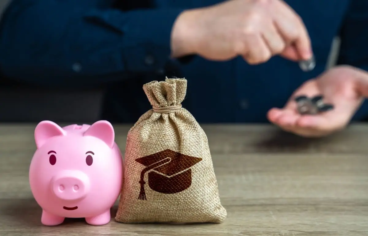 3人兄弟の「次男」が大学へ入学！“子ども3人なら大学無償化”と聞いていたのに、入学金と授業料で「100万円」近く支払うことに！ 大学無償化に潜むワナとは？