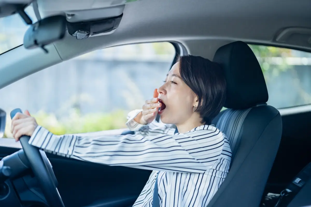 【認識率26％】運転中の友人が「眠くなってきた」と、信号待ちで運転手を交代→実は違反で、反則金「1万2000円」取られるって本当!?“意外とやりがちな交通違反”もあわせて解説