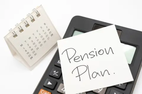 60歳の母親が「年金の受給」をいつ始めるか悩んでいます。60歳・65歳・75歳の受給時期によるメリット・デメリットは何ですか？