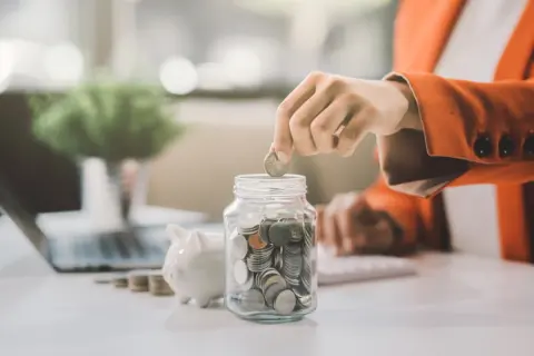 毎朝出勤前にスタバで「コーヒー＋朝食」が習慣の40代OL。同僚に「スタバ代をNISAに投資したら？」と言われました。5年で“8ヶ月分の朝食代”になるそうですが、そこまでして投資すべき？ 年利5％で試算