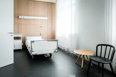 入院の際に「一番安い部屋は空いていない」とのことで「+4000円」の部屋になりました。空きがなかった場合でも「自己負担」なのでしょうか？