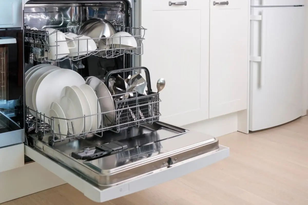 子どもが1人いる3人家族です。ほぼ毎日「食洗機」を使っていますが、手洗いと比べて水道光熱費はどちらが安いでしょうか？